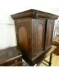 Cabinet en Chêne de Style Louis XIII sur Table avec Pieds Tournés
