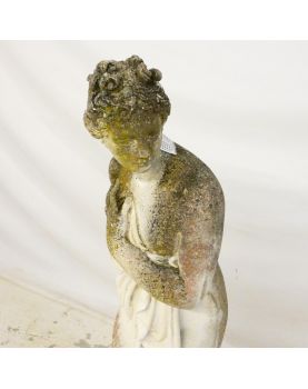 Statue Femme Drapée en Béton Moulé