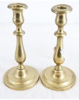 Pair of candlesticks in Laiton
