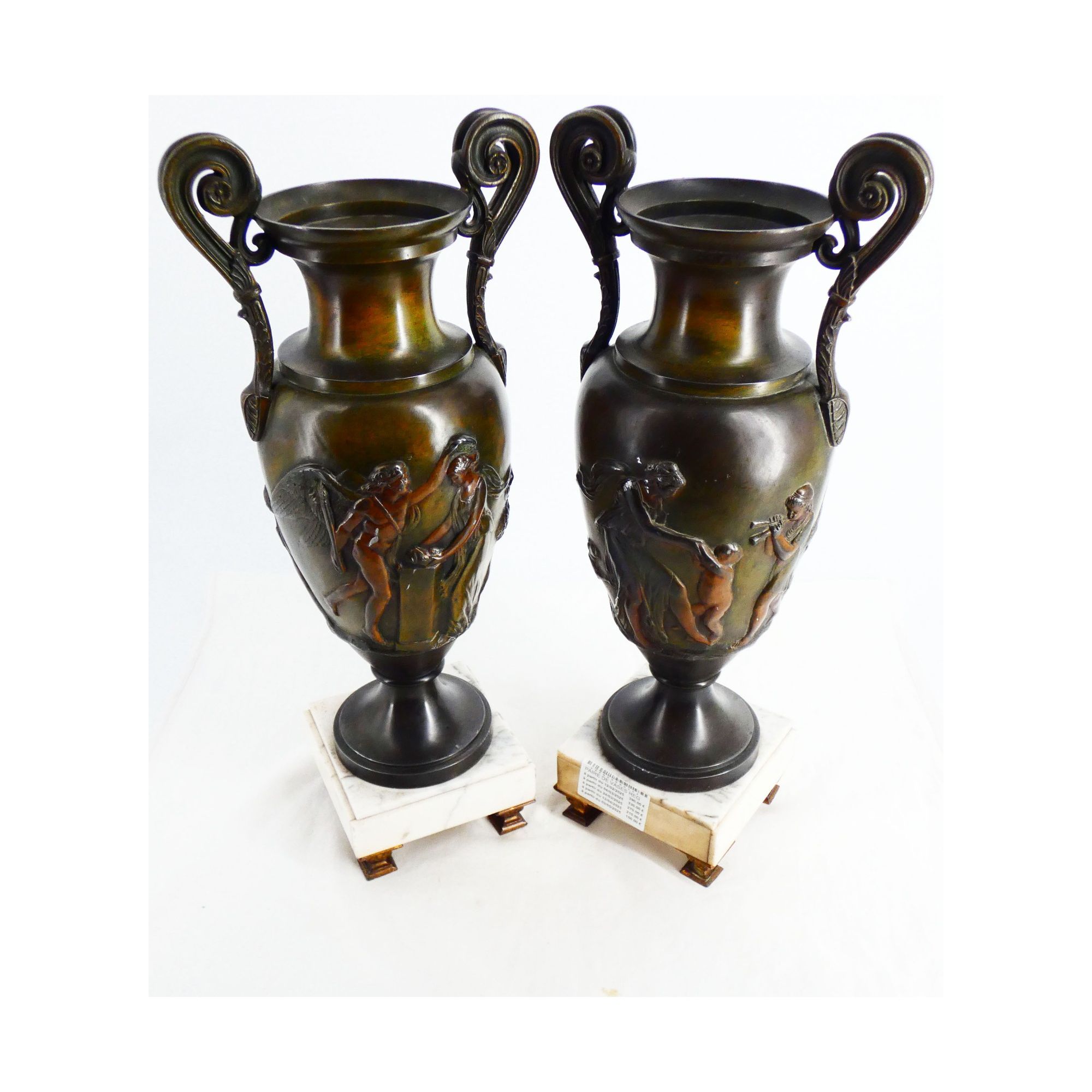 Paire de Vases en Régule Décor Antique sur Socle en Marbre Paire de Vases en Régule Décor Antique sur Socle en Marbre