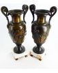 Paire de Vases en Régule Décor Antique sur Socle en Marbre