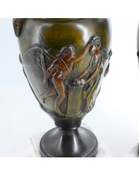 Paire de Vases en Régule Décor Antique sur Socle en Marbre