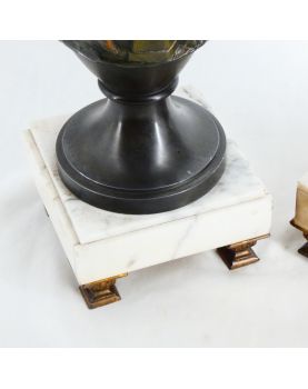 Paire de Vases en Régule Décor Antique sur Socle en Marbre