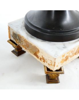 Paire de Vases en Régule Décor Antique sur Socle en Marbre