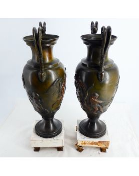 Paire de Vases en Régule Décor Antique sur Socle en Marbre
