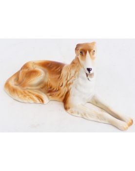 Petit Sujet Chien Couché en Porcelaine Polychrome