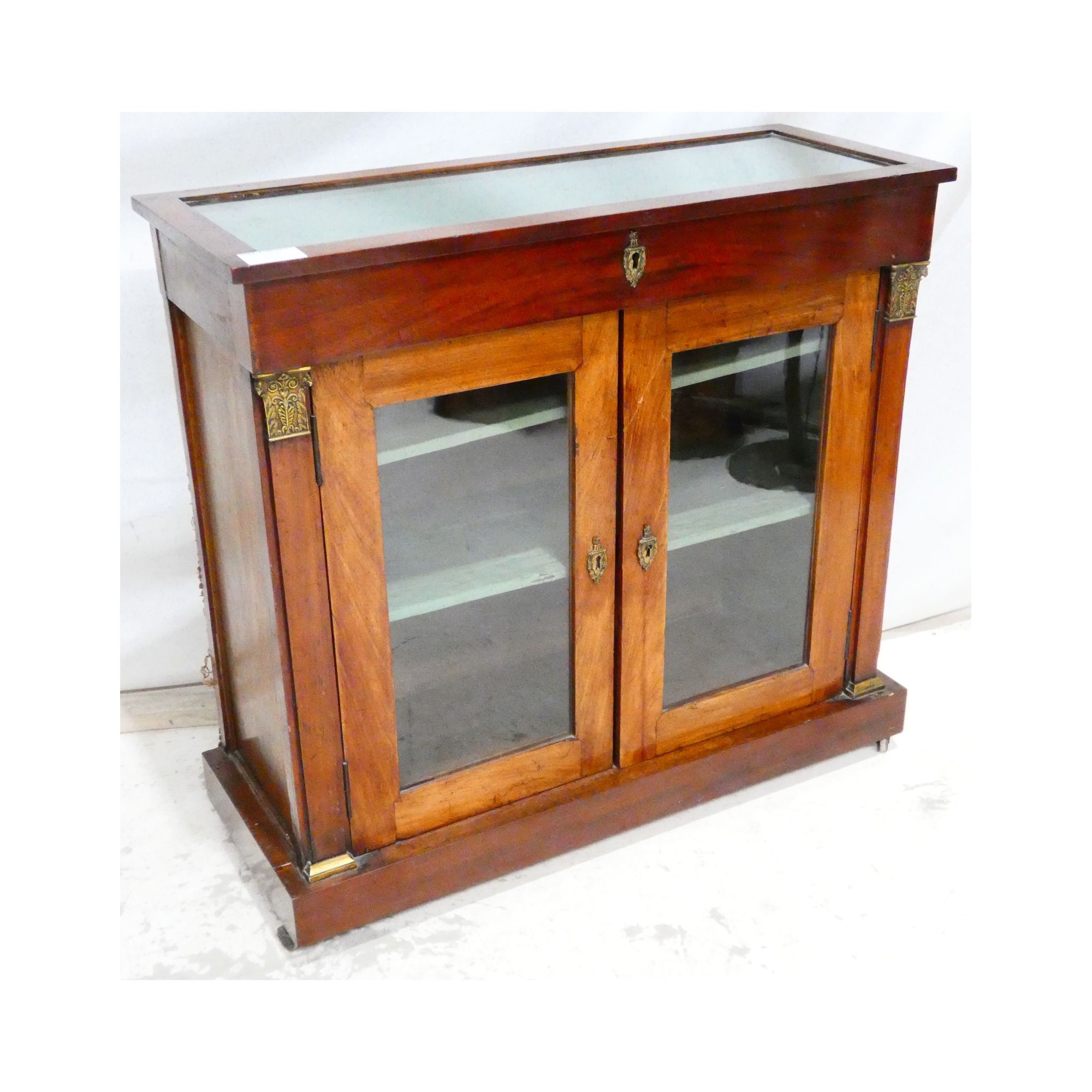 Vitrine Empire 1 Abattant 2 Portes Vitrées sur Roulettes avec Clés Vitrine Empire 1 Abattant 2 Portes Vitrées sur Roulettes avec Clés