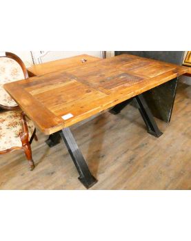 Table Rectangulaire Style Industriel avec Pied en Fonte et Plateau en Orme