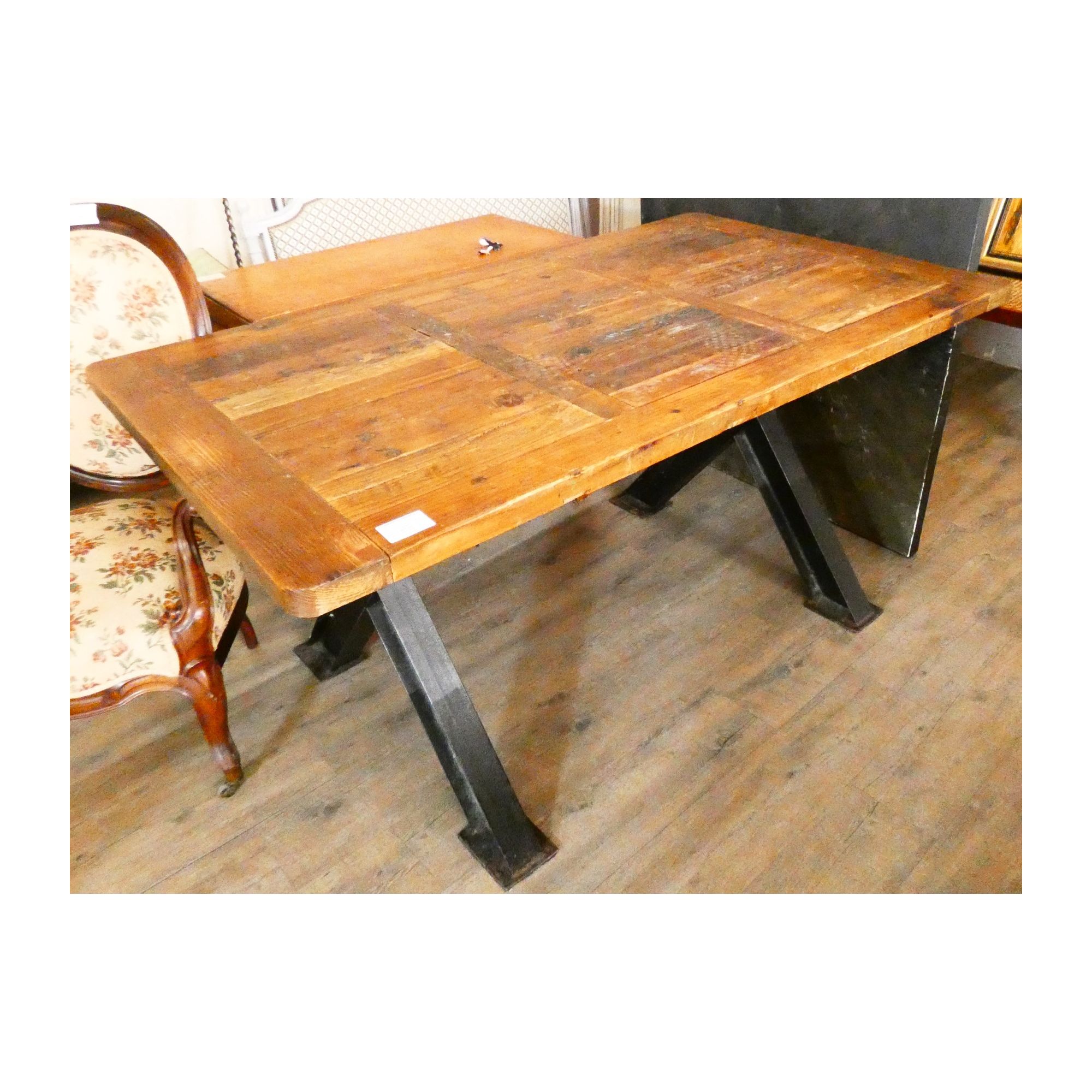 Table Rectangulaire Style Industriel avec Pied en Fonte et Plateau en Orme Table Rectangulaire Style Industriel avec Pied en Fonte et Plateau en Orme