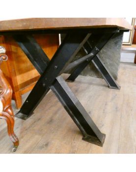 Table Rectangulaire Style Industriel avec Pied en Fonte et Plateau en Orme