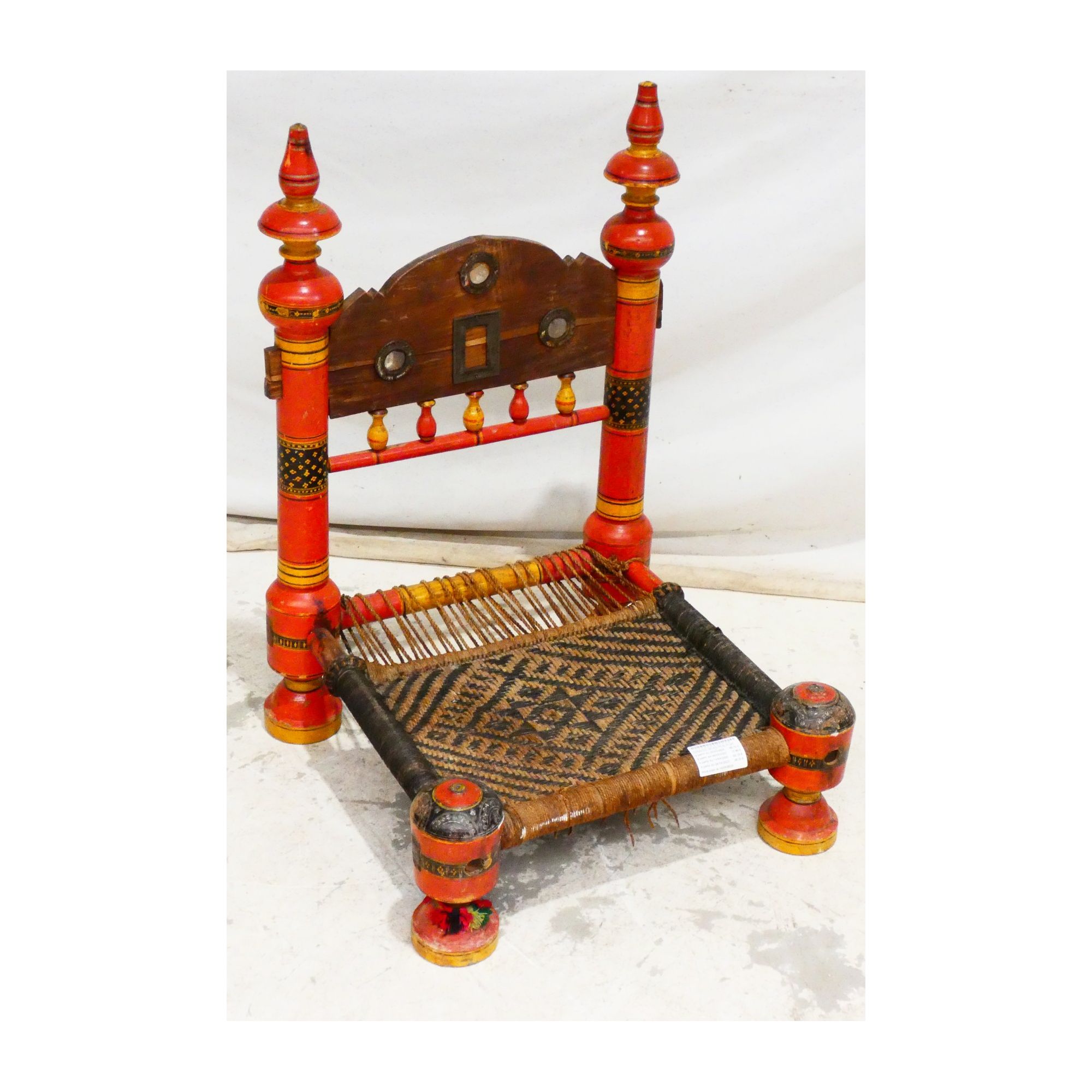 Chaise en Bois Polychrome Éthnique Assise Cannée et Tressée Chaise en Bois Polychrome Éthnique Assise Cannée et Tressée