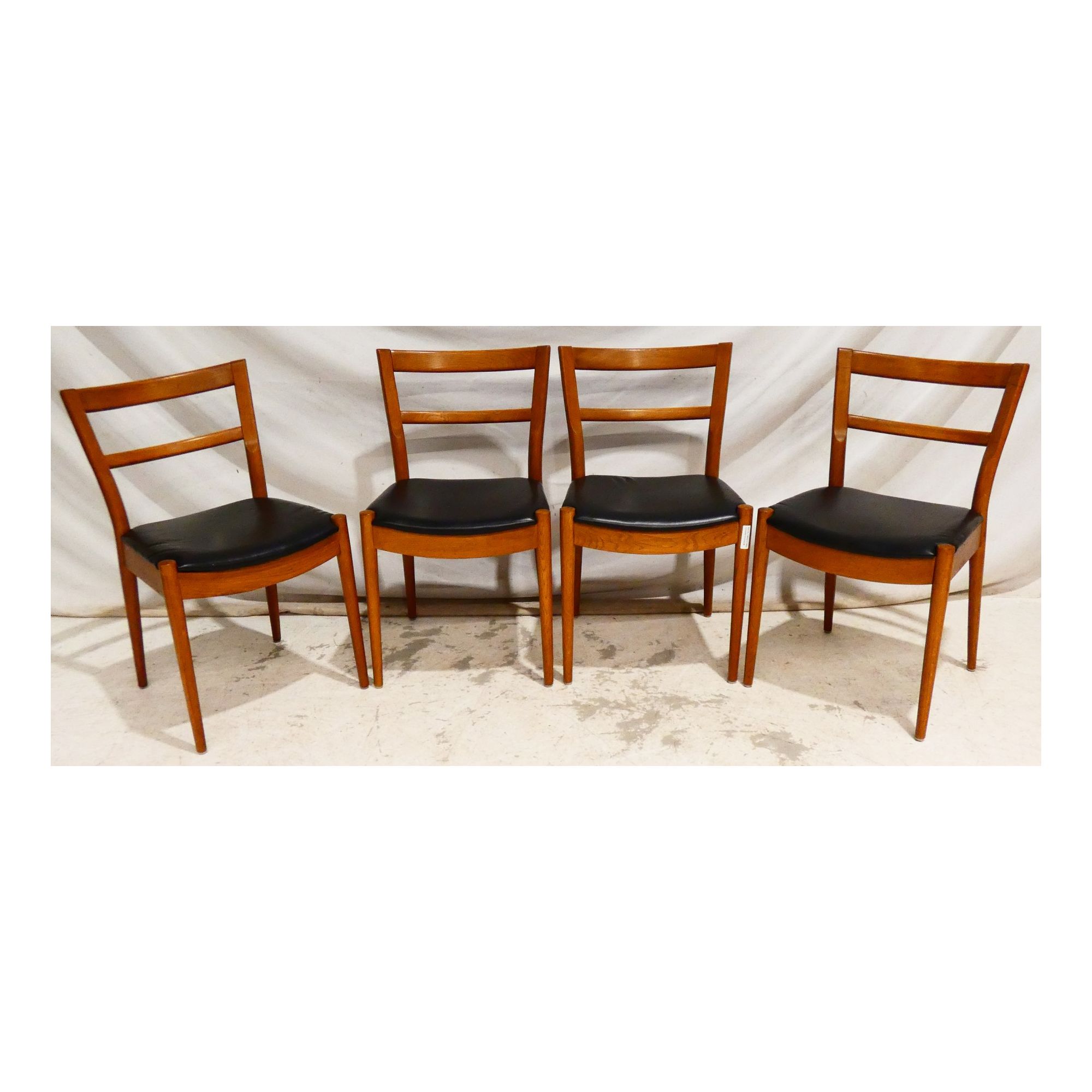 Série de 4 Chaises en Skaï Noir STOCKOLM Série de 4 Chaises en Skaï Noir STOCKOLM