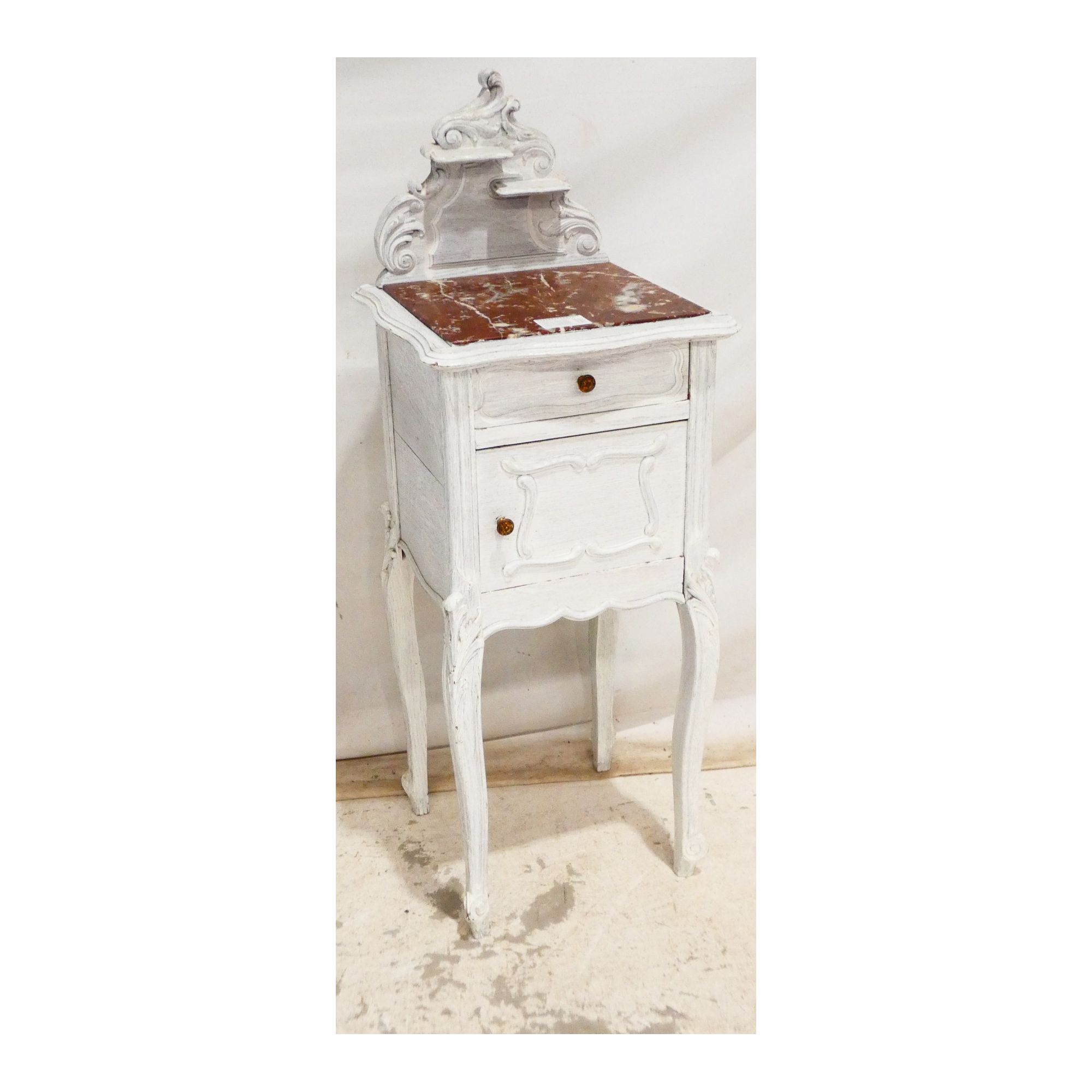 Chevet 1 Porte 1 Tiroir Style Louis XV Pied Galbés avec Corniche Patiné Blanc Chevet 1 Porte 1 Tiroir Style Louis XV Pied Galbés avec Corniche Patiné Blanc