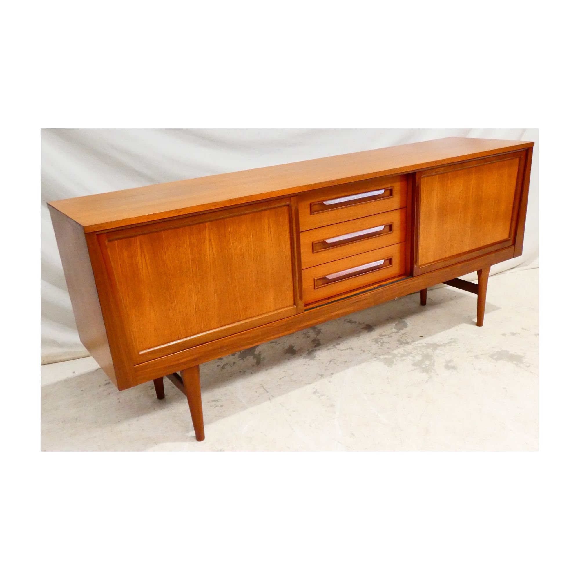ELLIOTS OF NEWBURY Sideboard 3 Drawers 2 Sliding Doors ELLIOTS OF NEWBURY Sideboard 3 Drawers 2 Sliding Doors