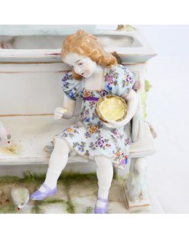 Jardinière Fillette Aux Pigeons en Porcelaine