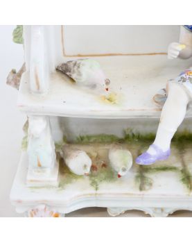Jardinière Fillette Aux Pigeons en Porcelaine