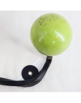 Petite Patère en Métal Noir et 2 Boules Colorés en Bois