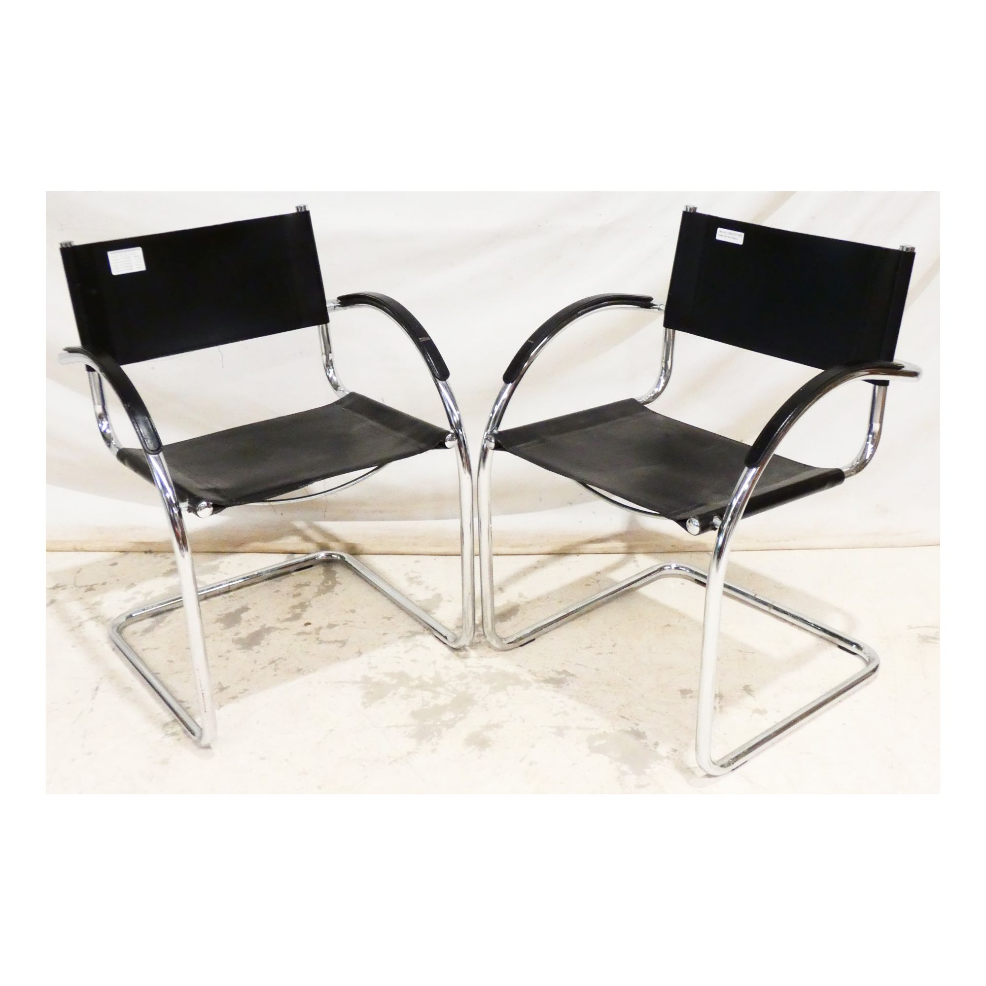 Paire de Fauteuils en Cuir Noir avec Armature en Métal dans le Goût de Mateo GRASSI Paire de Fauteuils en Cuir Noir avec Armature en Métal dans le Goût de Mateo GRASSI
