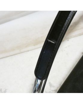 Paire de Fauteuils en Cuir Noir avec Armature en Métal dans le Goût de Mateo GRASSI