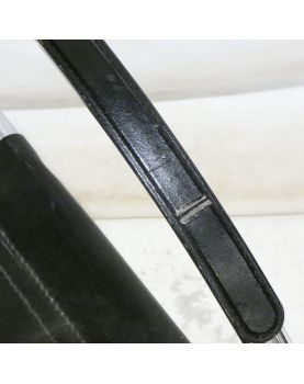 Paire de Fauteuils en Cuir Noir avec Armature en Métal dans le Goût de Mateo GRASSI