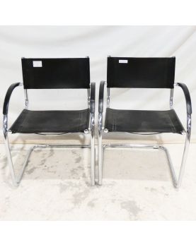 Paire de Fauteuils en Cuir Noir avec Armature en Métal dans le Goût de Mateo GRASSI