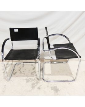 Paire de Fauteuils en Cuir Noir avec Armature en Métal dans le Goût de Mateo GRASSI