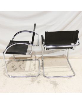Paire de Fauteuils en Cuir Noir avec Armature en Métal dans le Goût de Mateo GRASSI