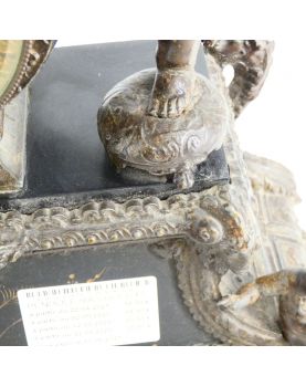 Pendule en Régule Sujet Femme et Enfant à Restaurer avec Balancier