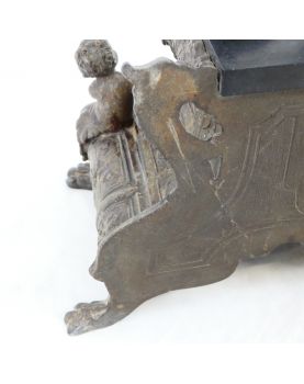 Pendule en Régule Sujet Femme et Enfant à Restaurer avec Balancier