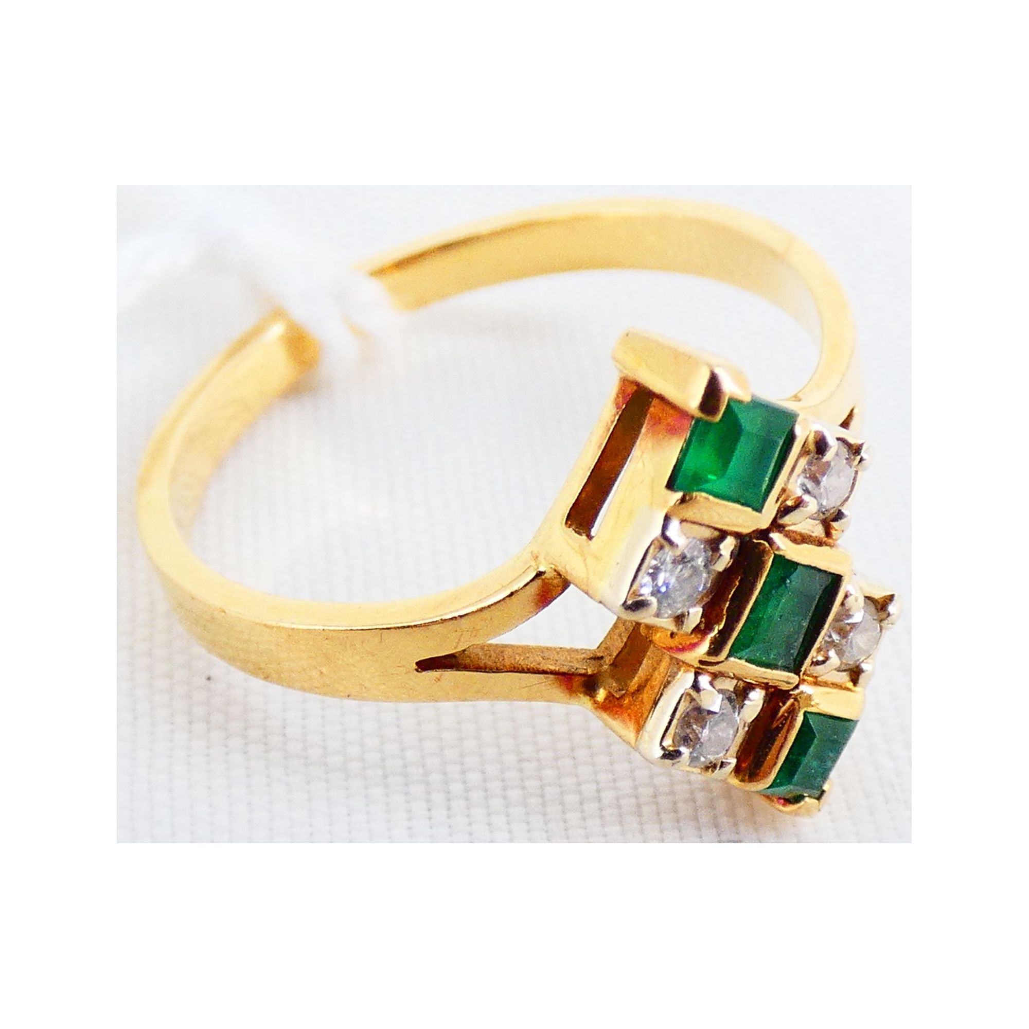 Bague en Or Jaune 18k Pierres Vertes 3 Grammes Bague en Or Jaune 18k Pierres Vertes 3 Grammes