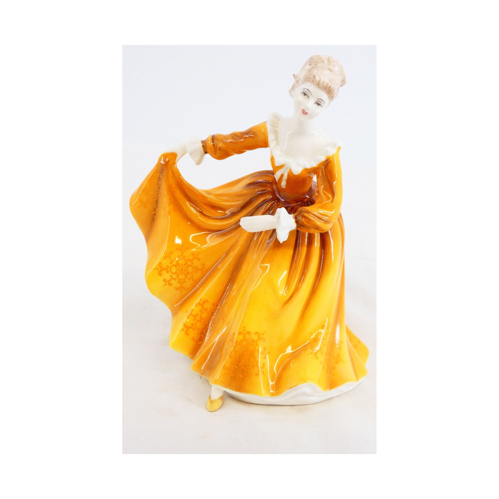 Sujet Elégante en Porcelaine Anglaise ROYAL DOULTON Sujet Elégante en Porcelaine Anglaise ROYAL DOULTON