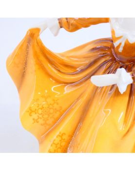 Sujet Elégante en Porcelaine Anglaise ROYAL DOULTON