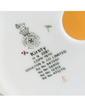 Sujet Elégante en Porcelaine Anglaise ROYAL DOULTON