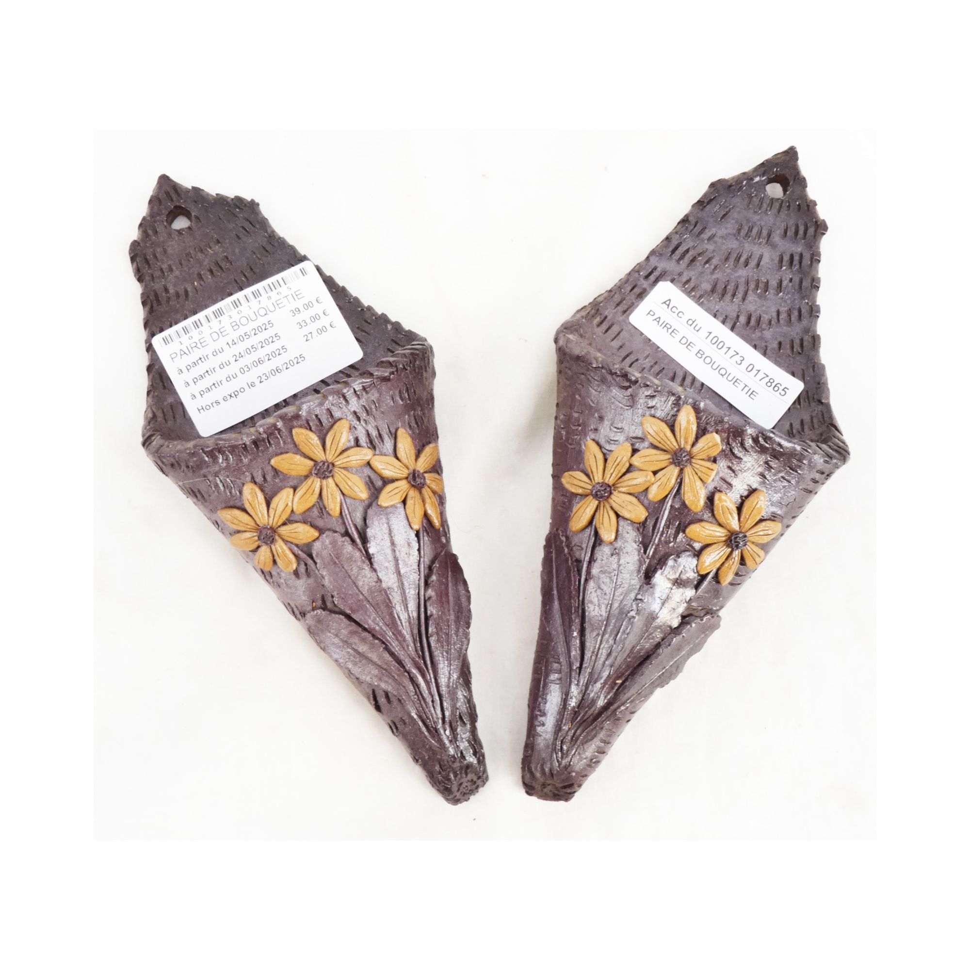 Paire de Petites Bouquetières en Terre Cuite Paire de Petites Bouquetières en Terre Cuite