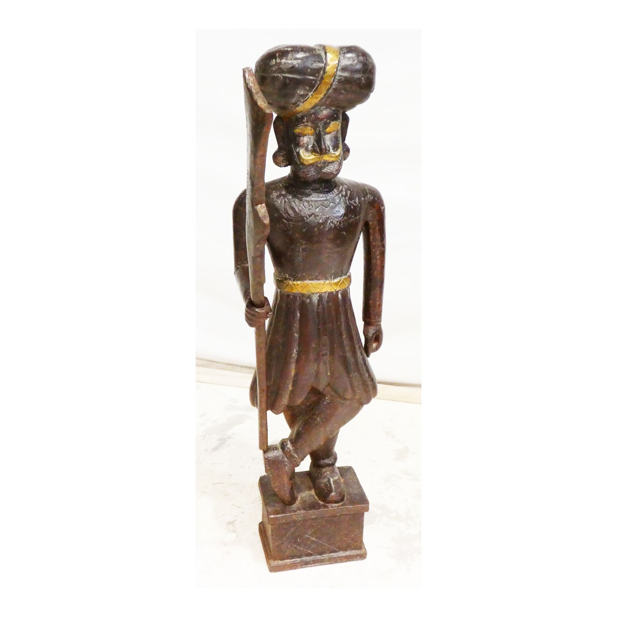 Statue de Guerrier Ethnique en Bois et Laiton Statue de Guerrier Ethnique en Bois et Laiton
