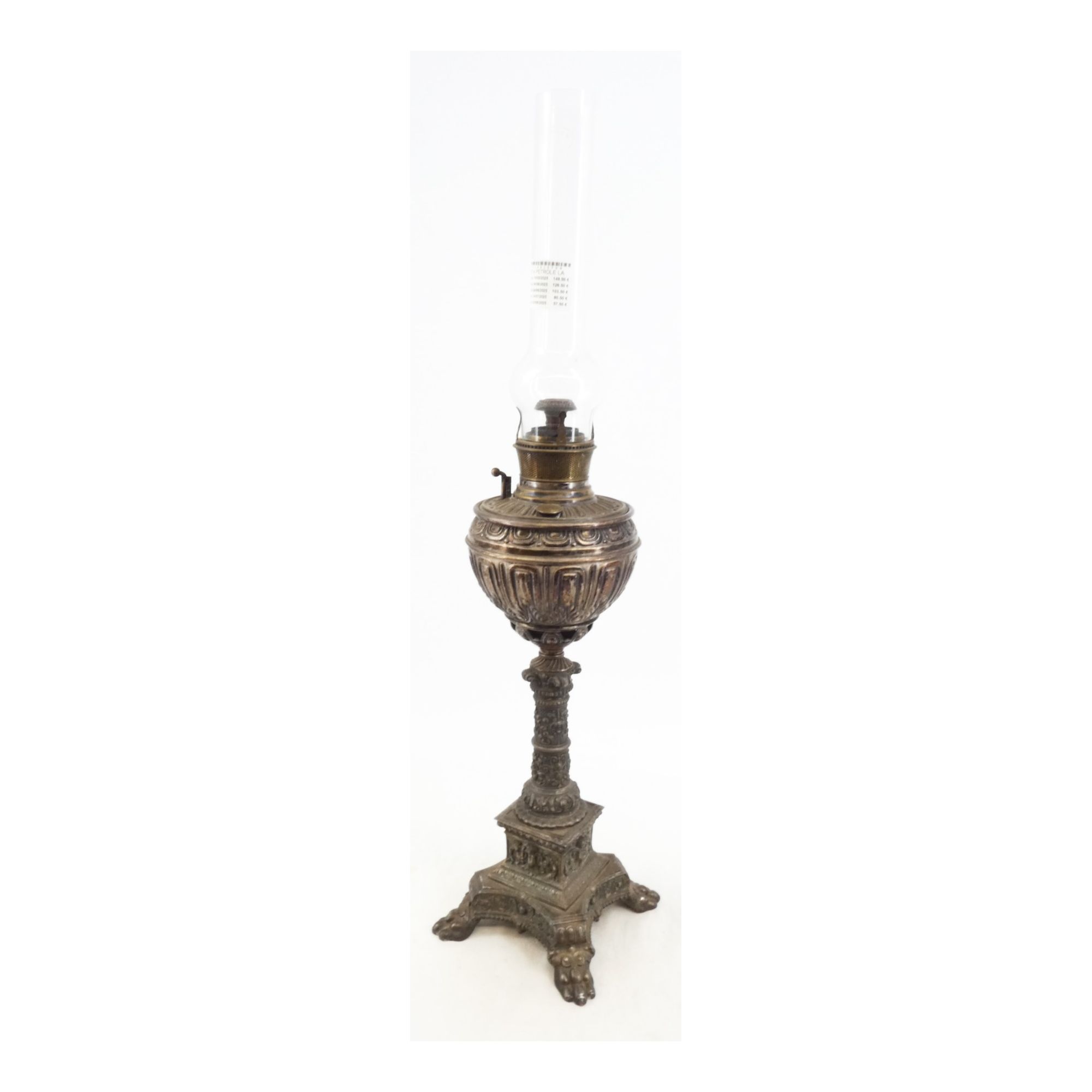 Grande Lampe à Pétrole en Laiton Argenté Grande Lampe à Pétrole en Laiton Argenté