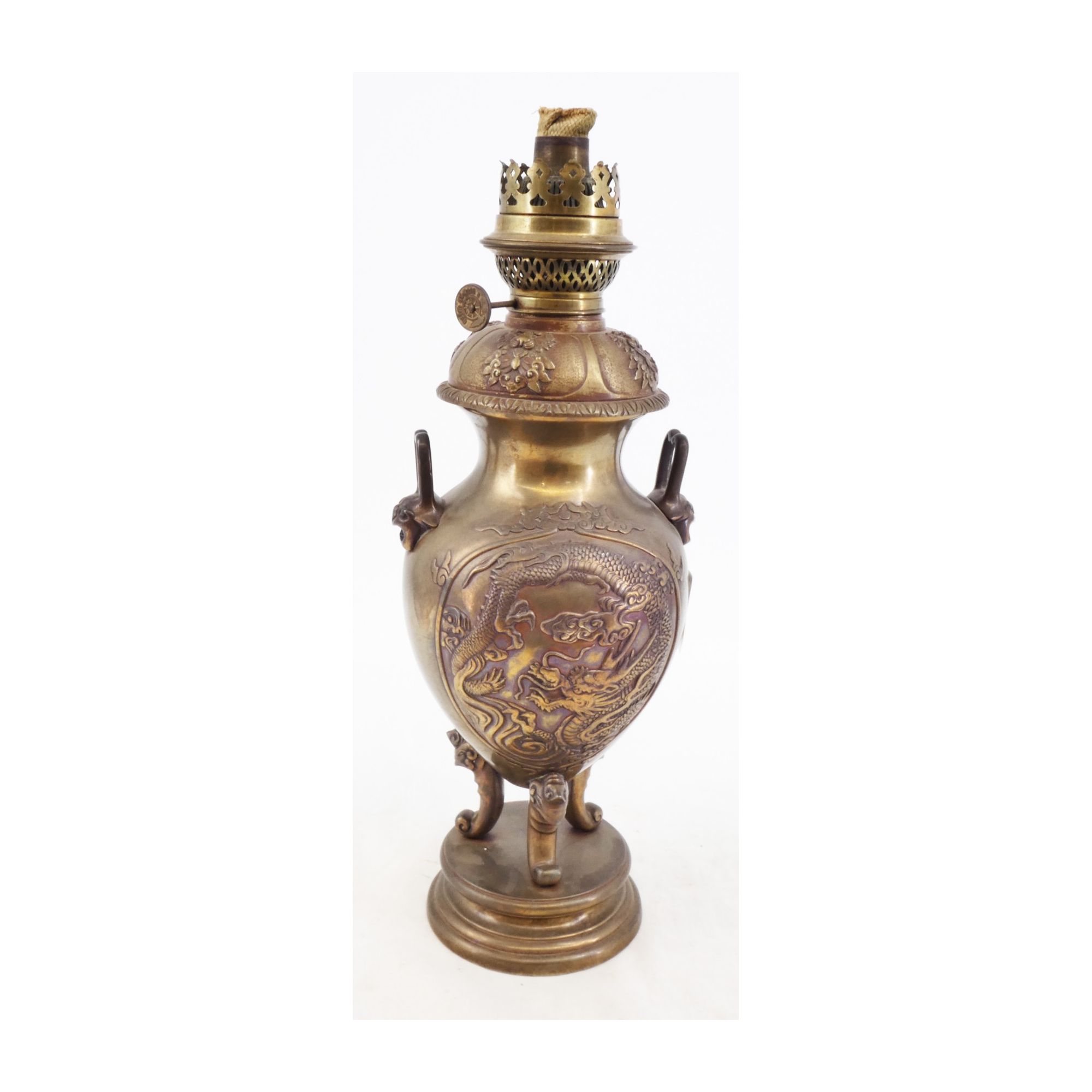Lampe à Pétrole en Bronze Décor Asie Sans Verre Lampe à Pétrole en Bronze Décor Asie Sans Verre