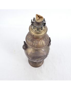 Lampe à Pétrole en Bronze Décor Asie Sans Verre