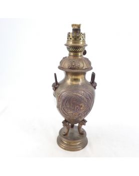 Lampe à Pétrole en Bronze Décor Asie Sans Verre