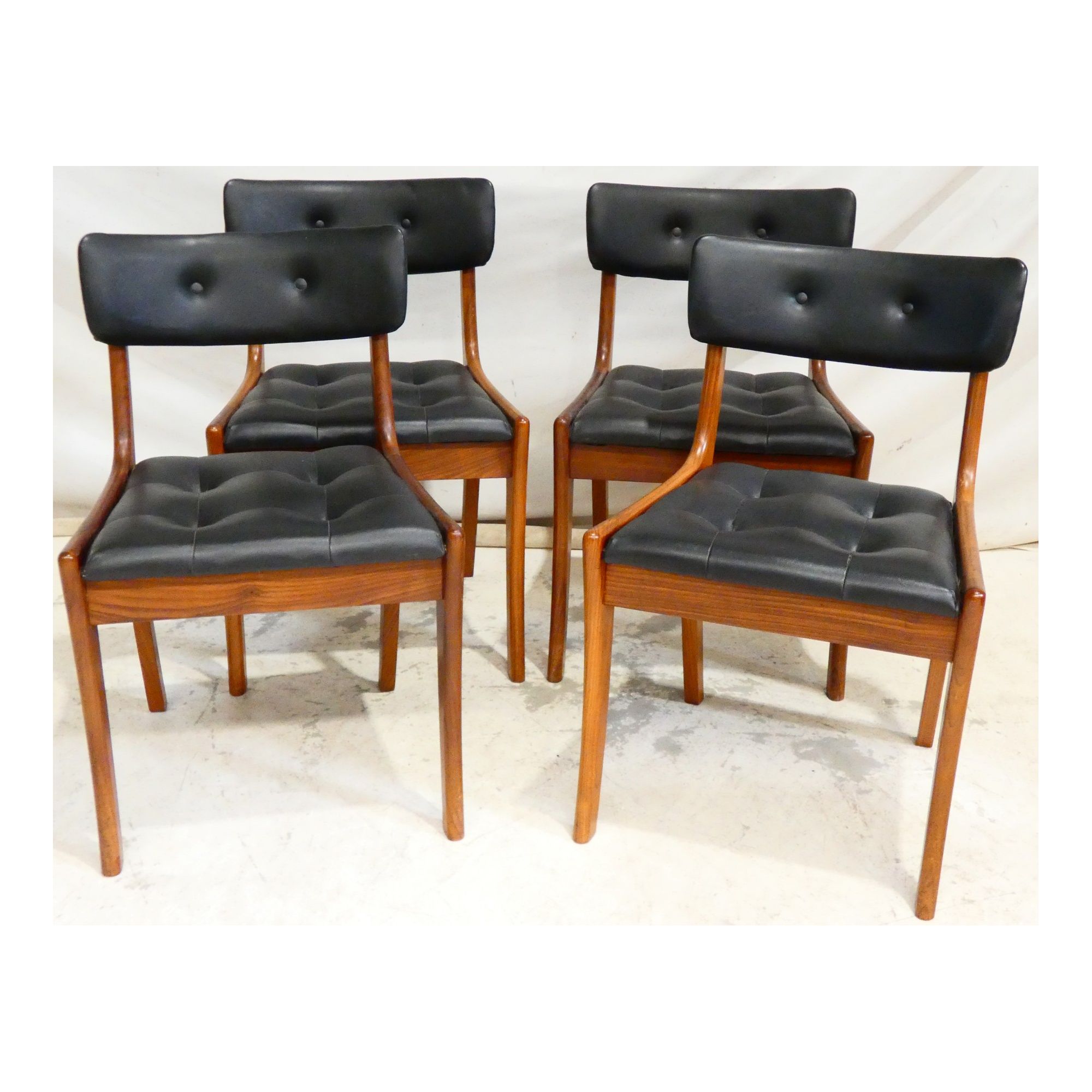 Série de 4 Chaises Assise en Skaï Noir Capitonnée Danoise Série de 4 Chaises Assise en Skaï Noir Capitonnée Danoise