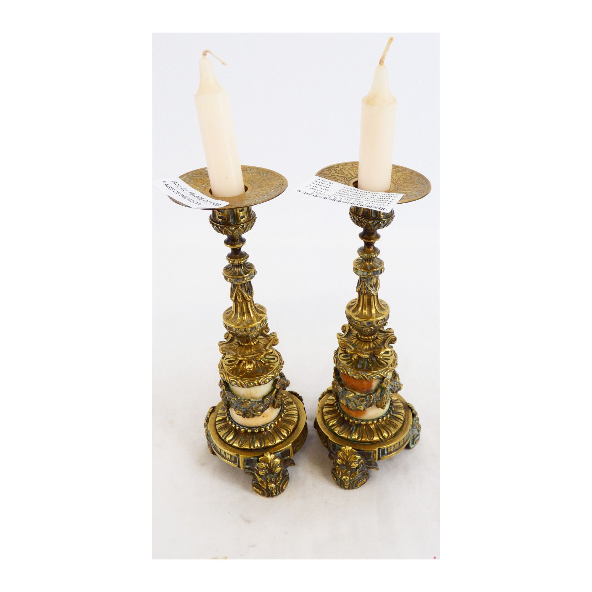Paire de Bougeoirs Style Louis XVI en Bronze Paire de Bougeoirs Style Louis XVI en Bronze