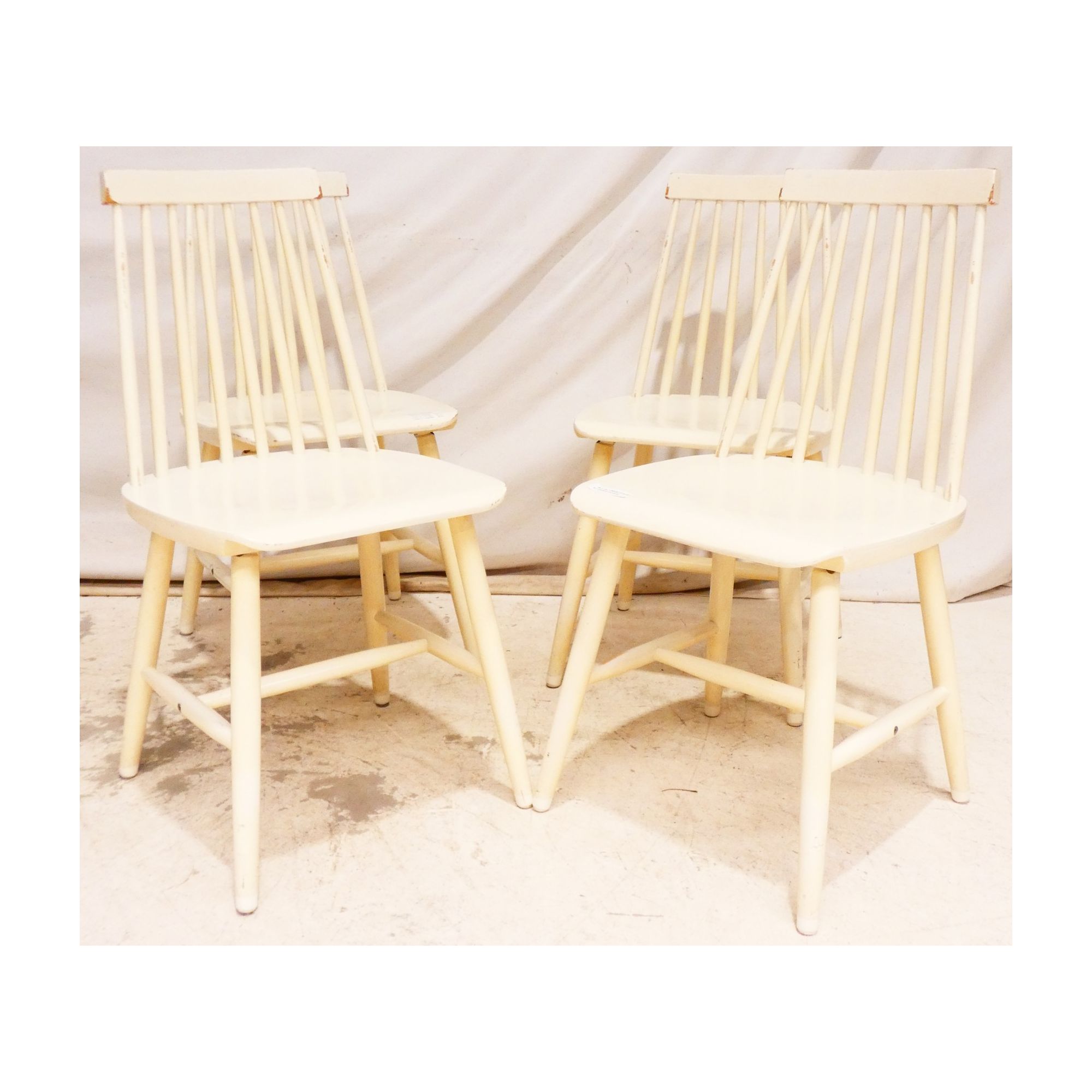 Set of 4 White Patina Chairs Set of 4 White Patina Chairs