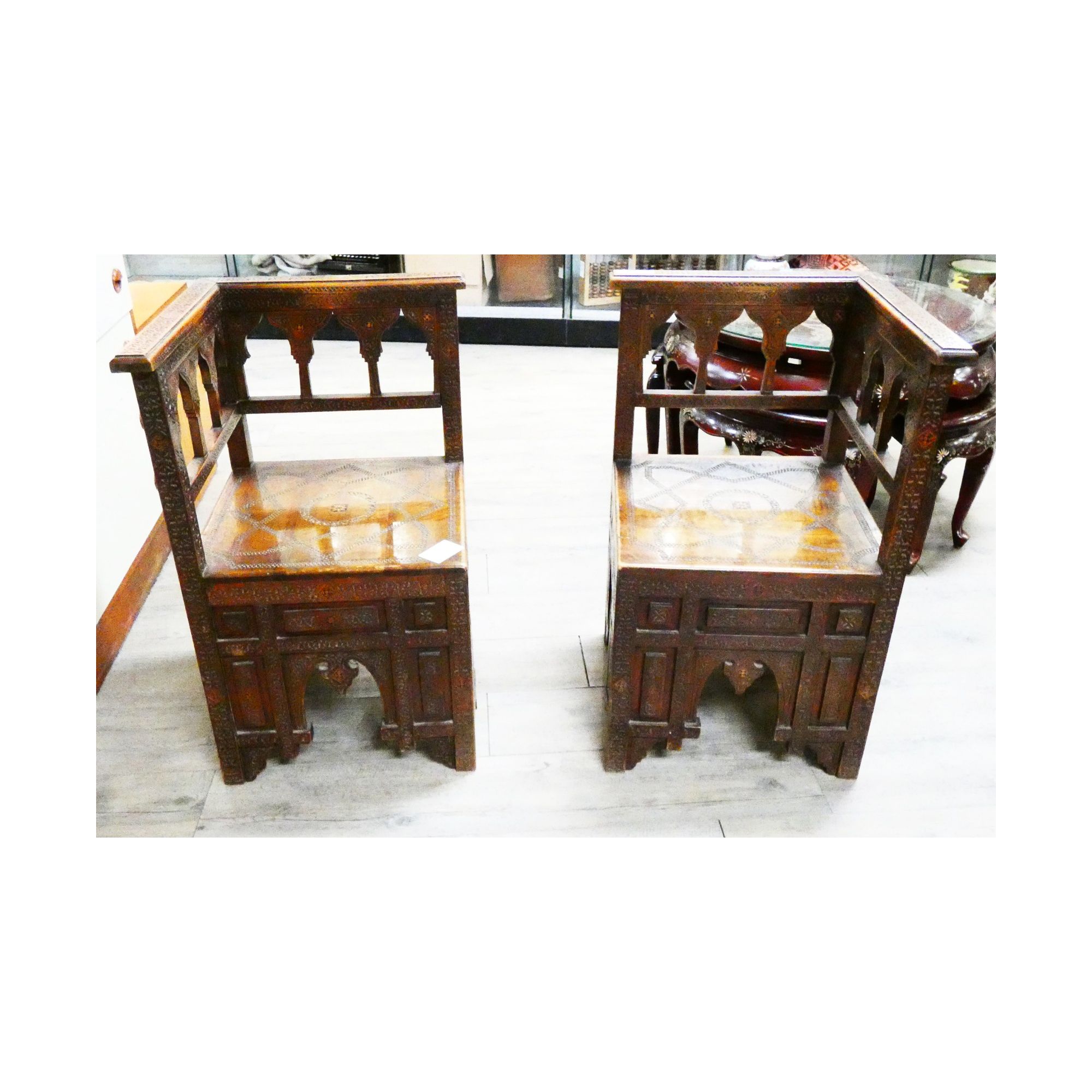Paire de Chaises d’Angles Orientales Paire de Chaises d’Angles Orientales