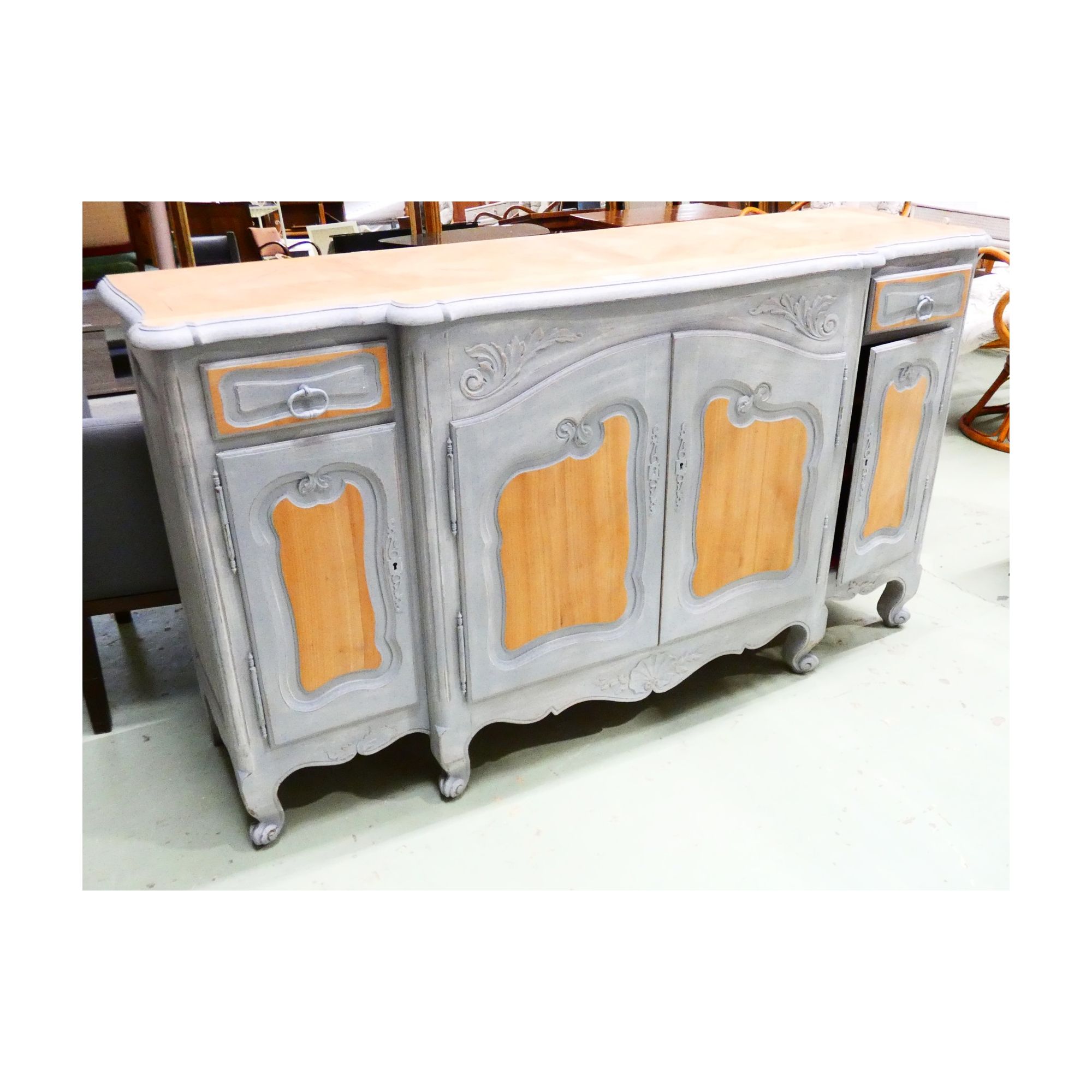 Enfilade Relookée Patinée Grise et Brut avec Clé Enfilade Relookée Patinée Grise et Brut avec Clé