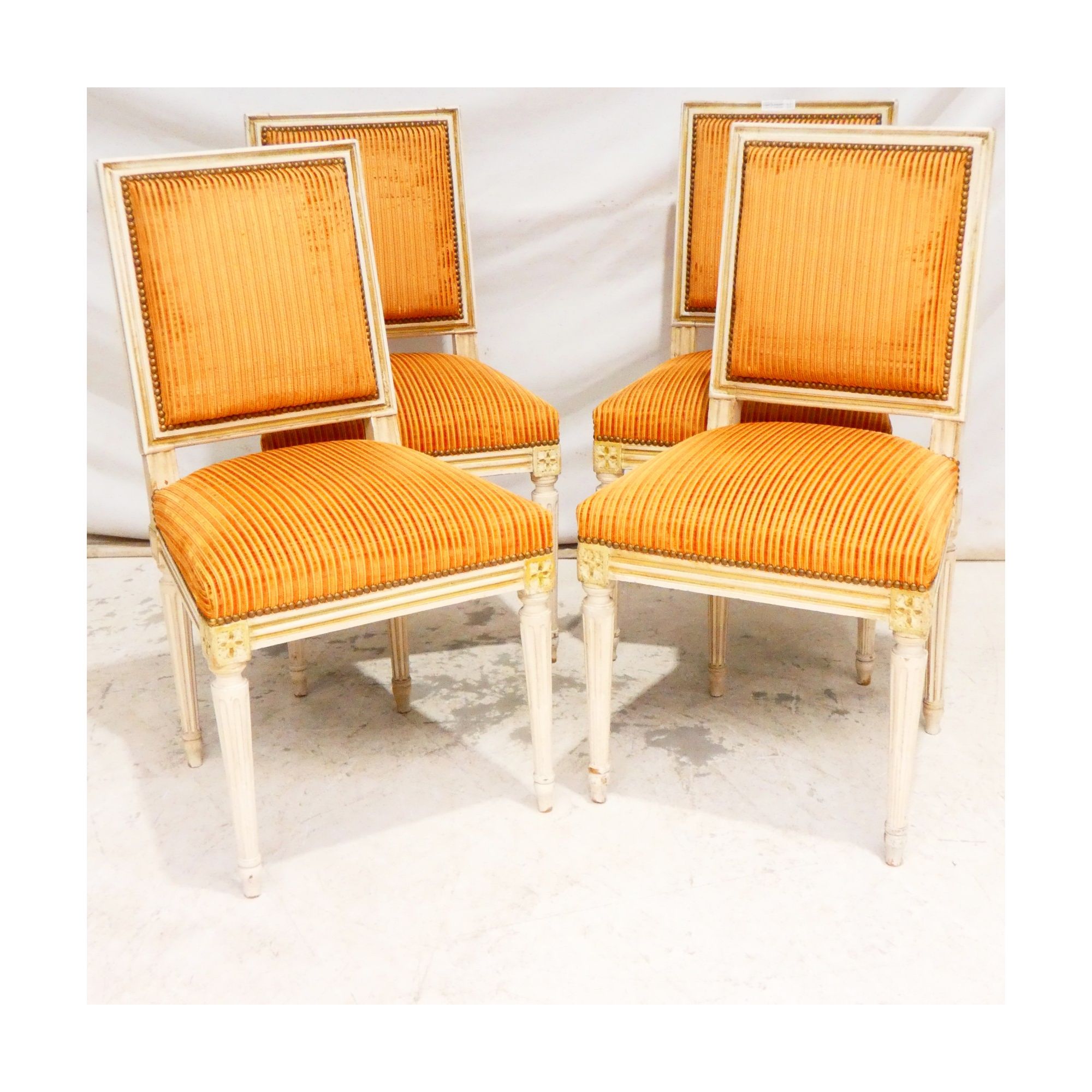 Série de 4 Chaises Tapissées Style Louis XVI Série de 4 Chaises Tapissées Style Louis XVI