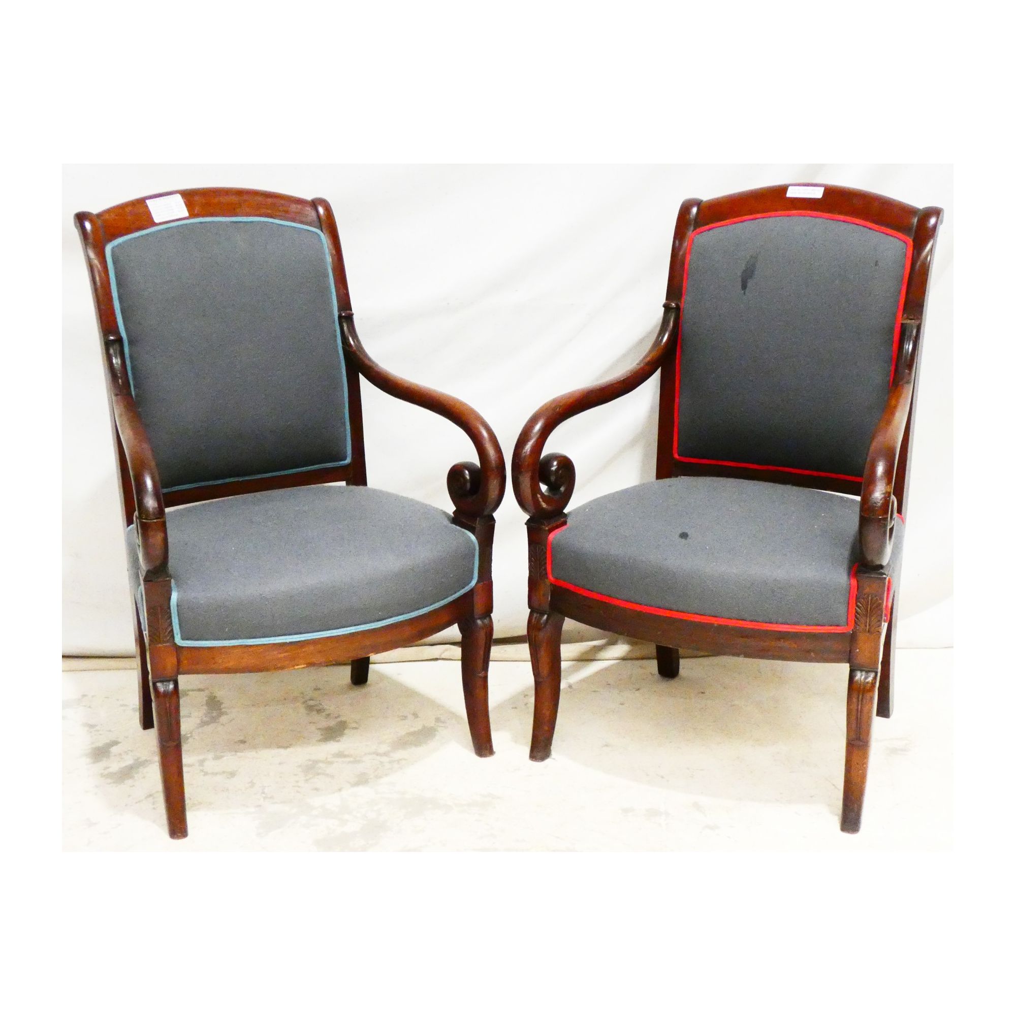 Paire de Fauteuils à Crosse à Restaurer Paire de Fauteuils à Crosse à Restaurer