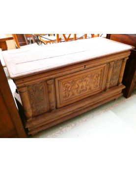 Box in Oak Façade Sculpted