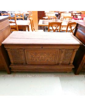 Box in Oak Façade Sculpted