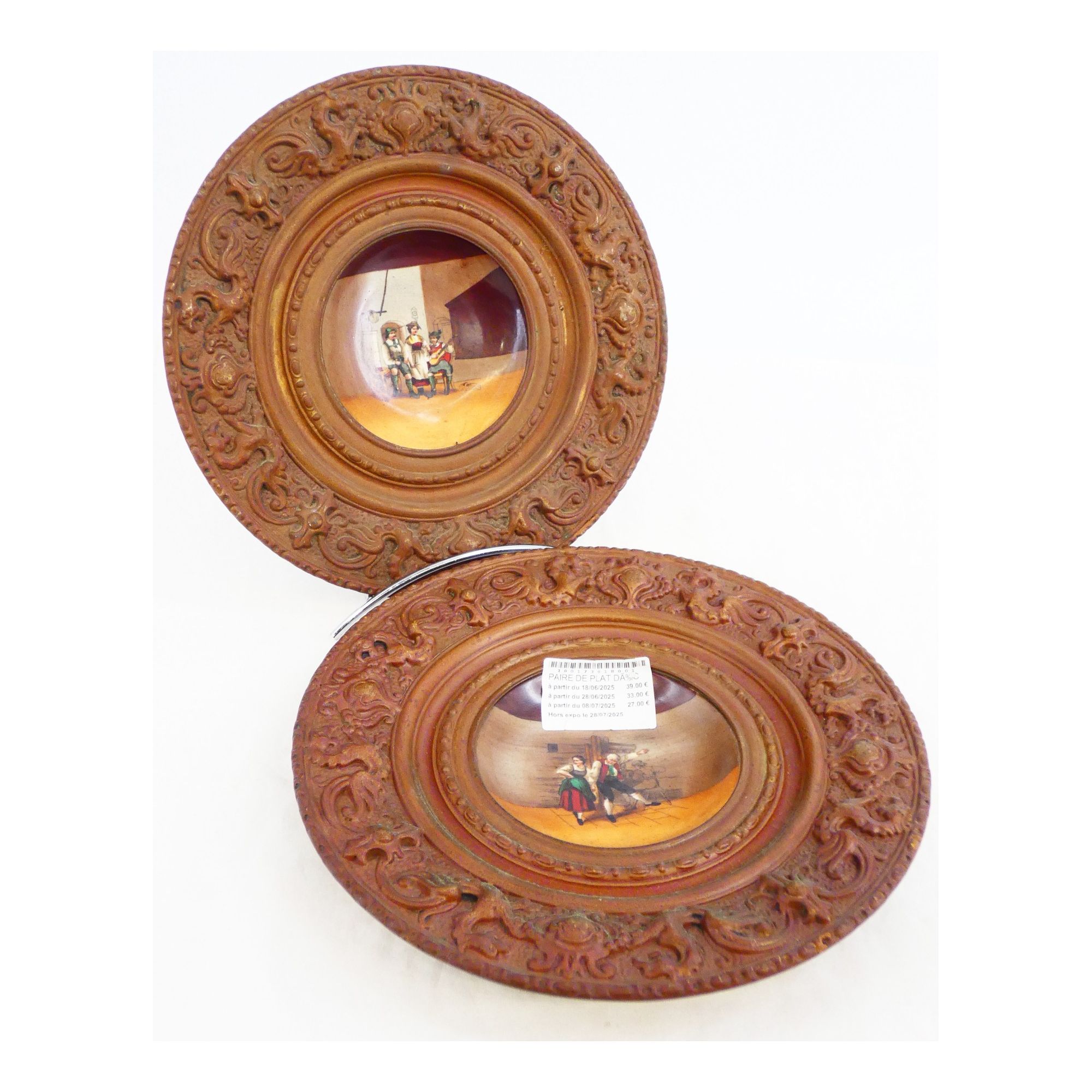 Paire de Plats Décoratif XIXe Siècle en Porcelaine et Laiton Repoussé Paire de Plats Décoratif XIXe Siècle en Porcelaine et Laiton Repoussé
