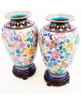 Paire de Vases Cloisonnés Asie avec Support en Bois